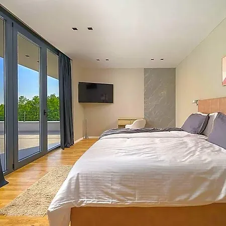 She Luxury Comfortable 3*